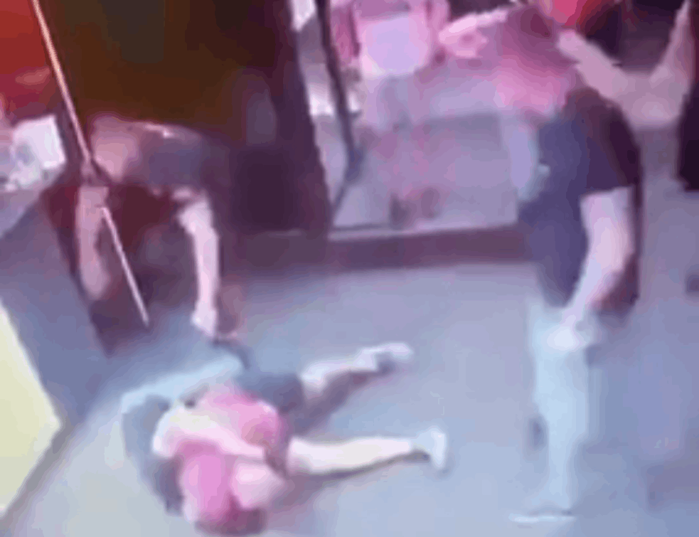 DUŽI SNIMAK IŽIVLJAVANJA U NOVOM SADU: Javnost žestoko osudila nasilje nad onesvešćenim mladićem (VIDEO)